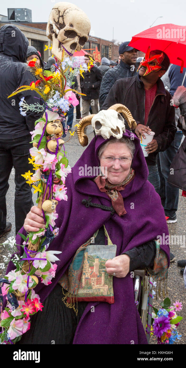 Detroit, Michigan - The Marche du Nain Rouge feiert die Ankunft des Frühlings und der Nain Rouge (roter Zwerg) aus der Stadt verbannt. Legende aus dem Stockfoto