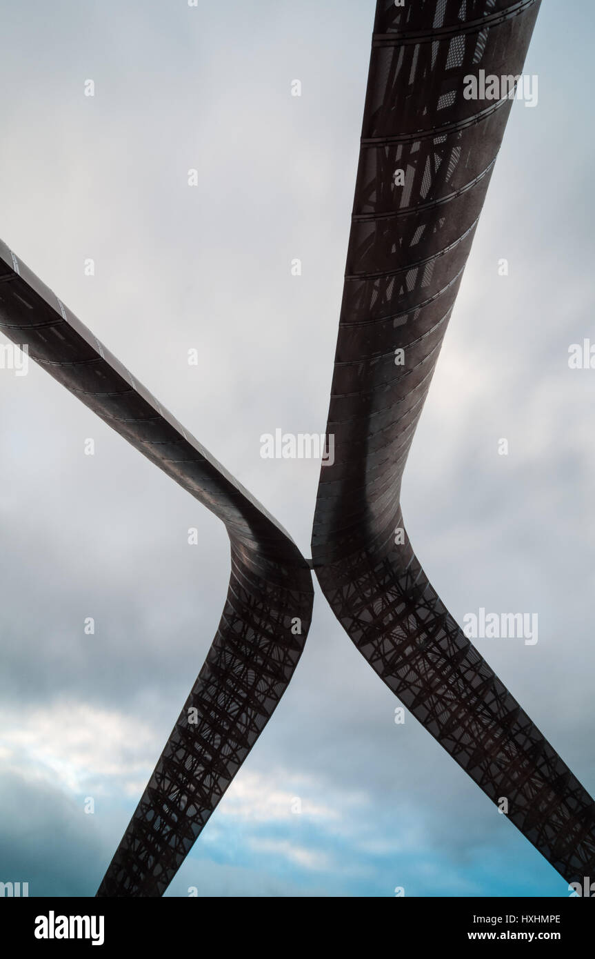 Eine abstrakte Sicht der Stahl Whittle Bögen, die den Rahmen und die Krümmung der Skulptur, Coventry, Vereinigtes Königreich Stockfoto