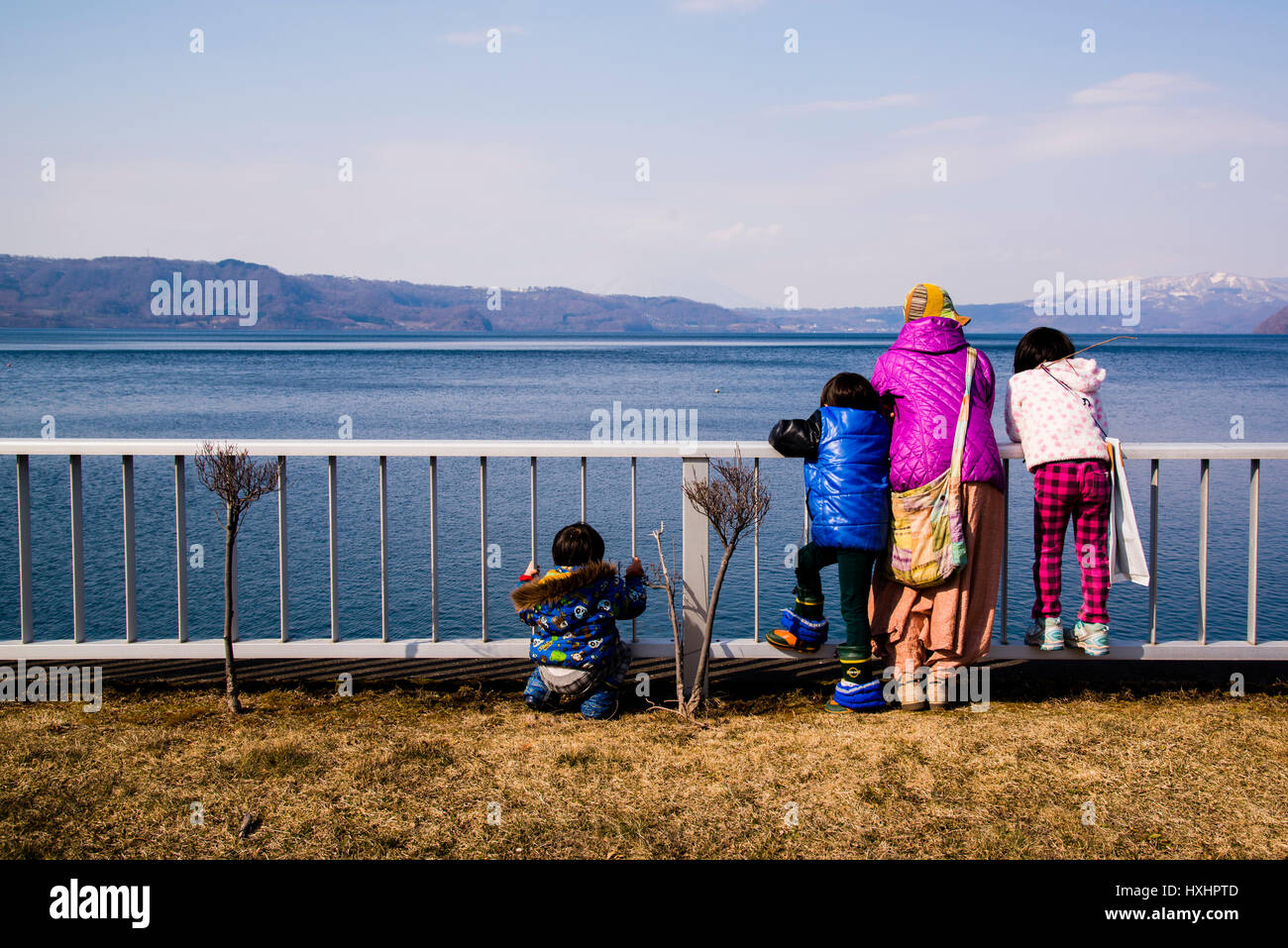 Eine Familie sucht, der Toya vulkanischen See Hokaido Japans Stockfoto