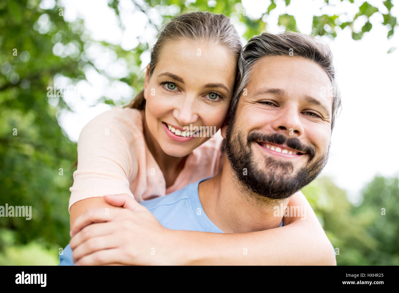 Paar glücklich in der Liebe umarmen als dating Agentur ad Stockfoto