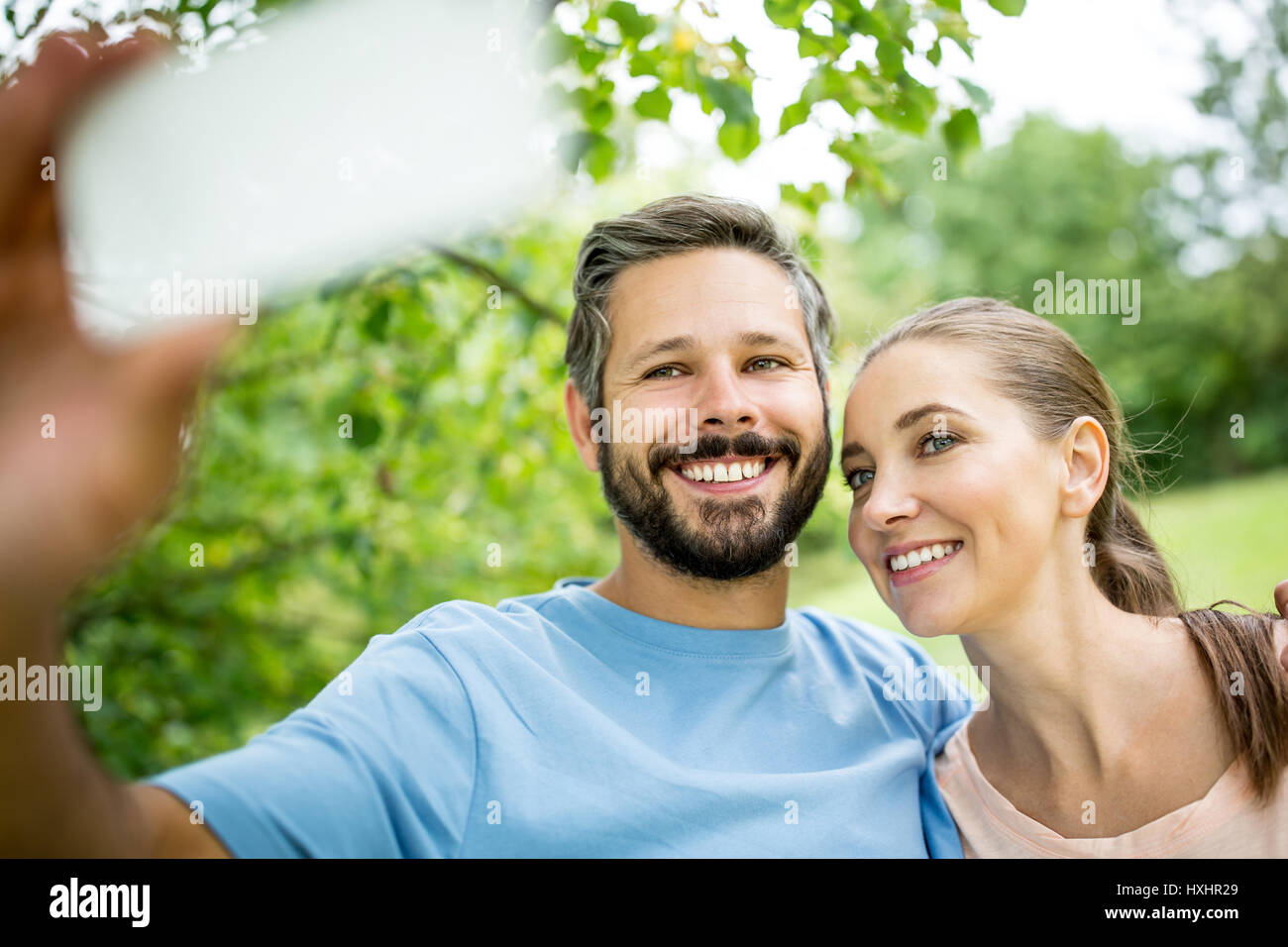 Selfie des glücklichen Paares in der Liebe im Park zusammen Stockfoto