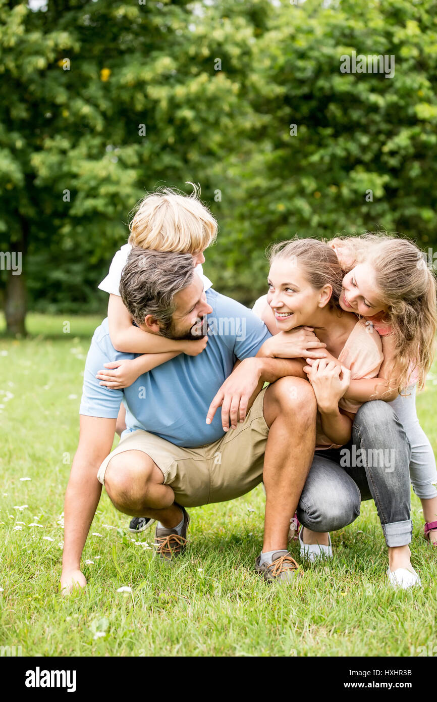 Glückliche Familie und zwei Kinder zusammen im Sommer Stockfoto