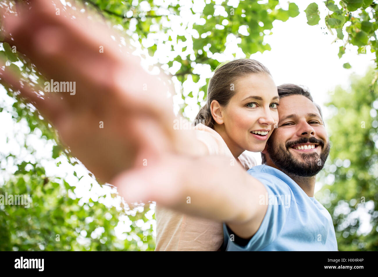 Glückliches Paar in Liebe gemeinsam Spaß haben im Sommer im park Stockfoto