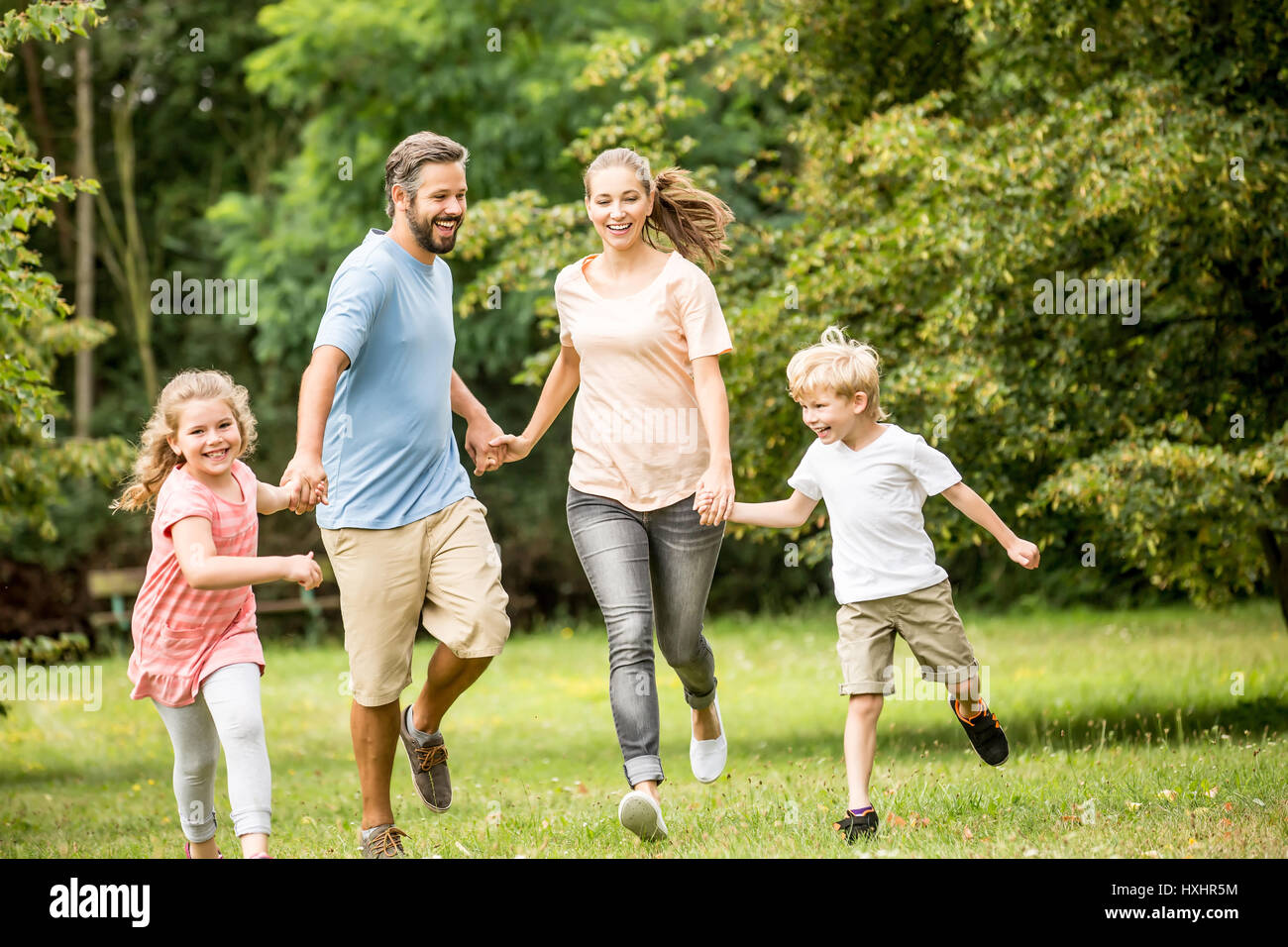 Familie Spaß im Sommer zusammen im park Stockfoto