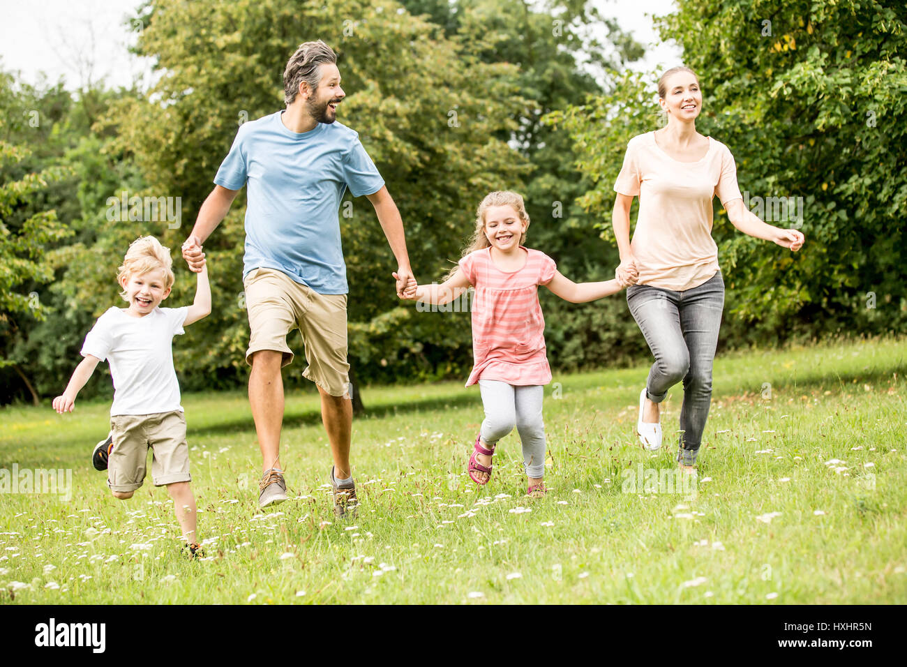 Familie mit glücklichen Kindern glücklich zusammen im Sommer Stockfoto