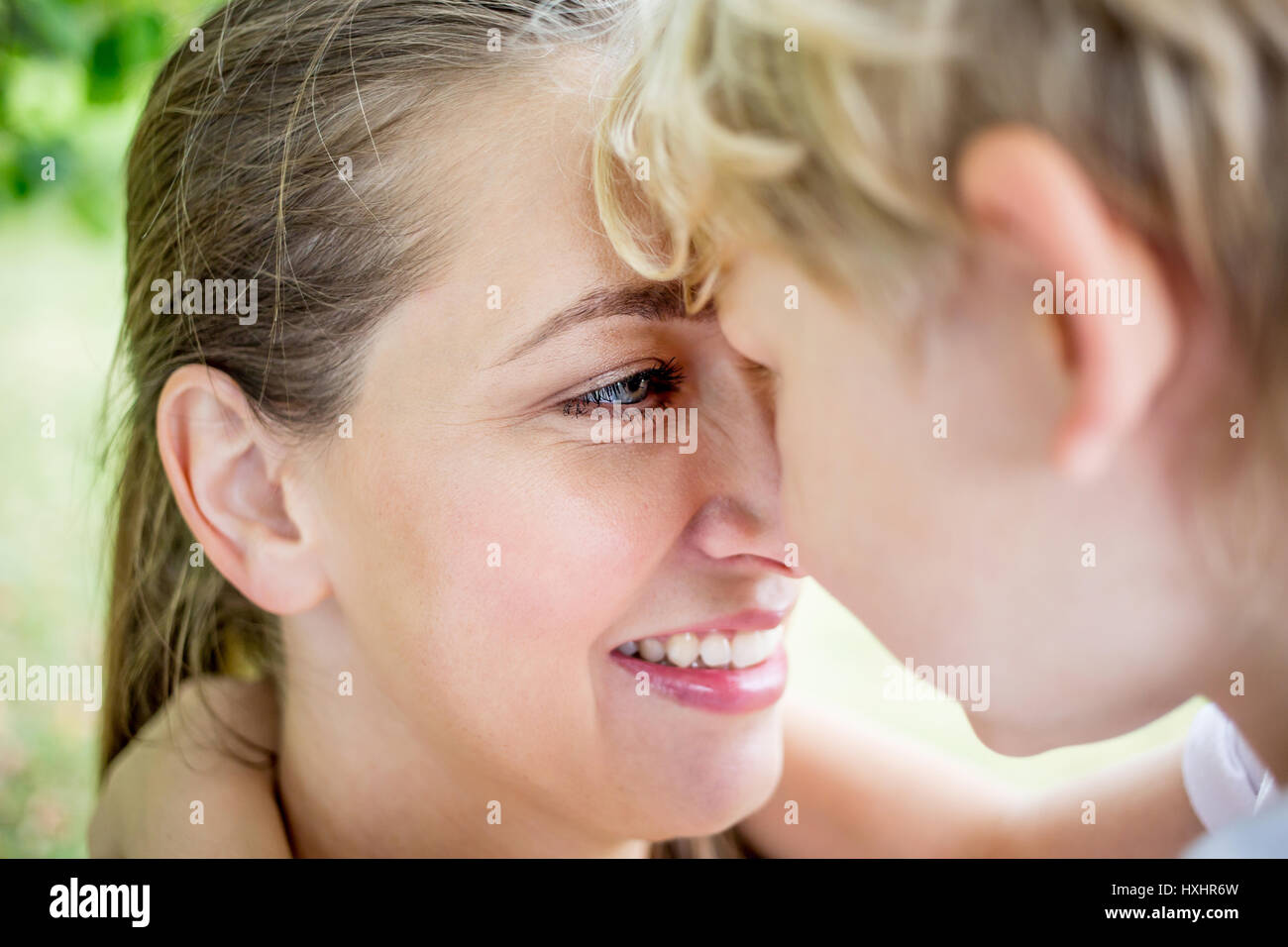 Mutter und Kind schauen einander mit Liebe als Familie Stockfoto