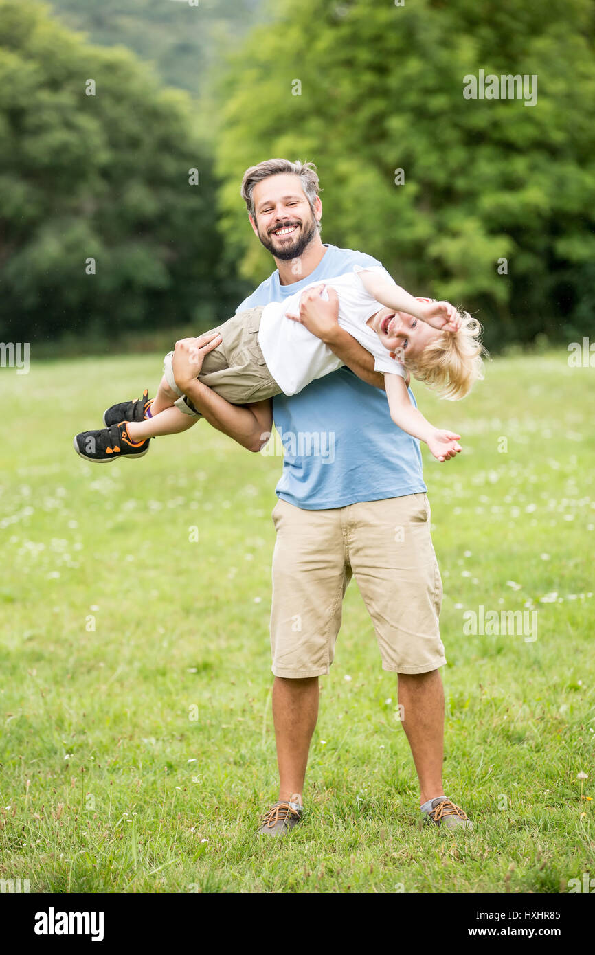 Glücklicher Vater mit Sohn Spaß im Sommer spielen Stockfoto