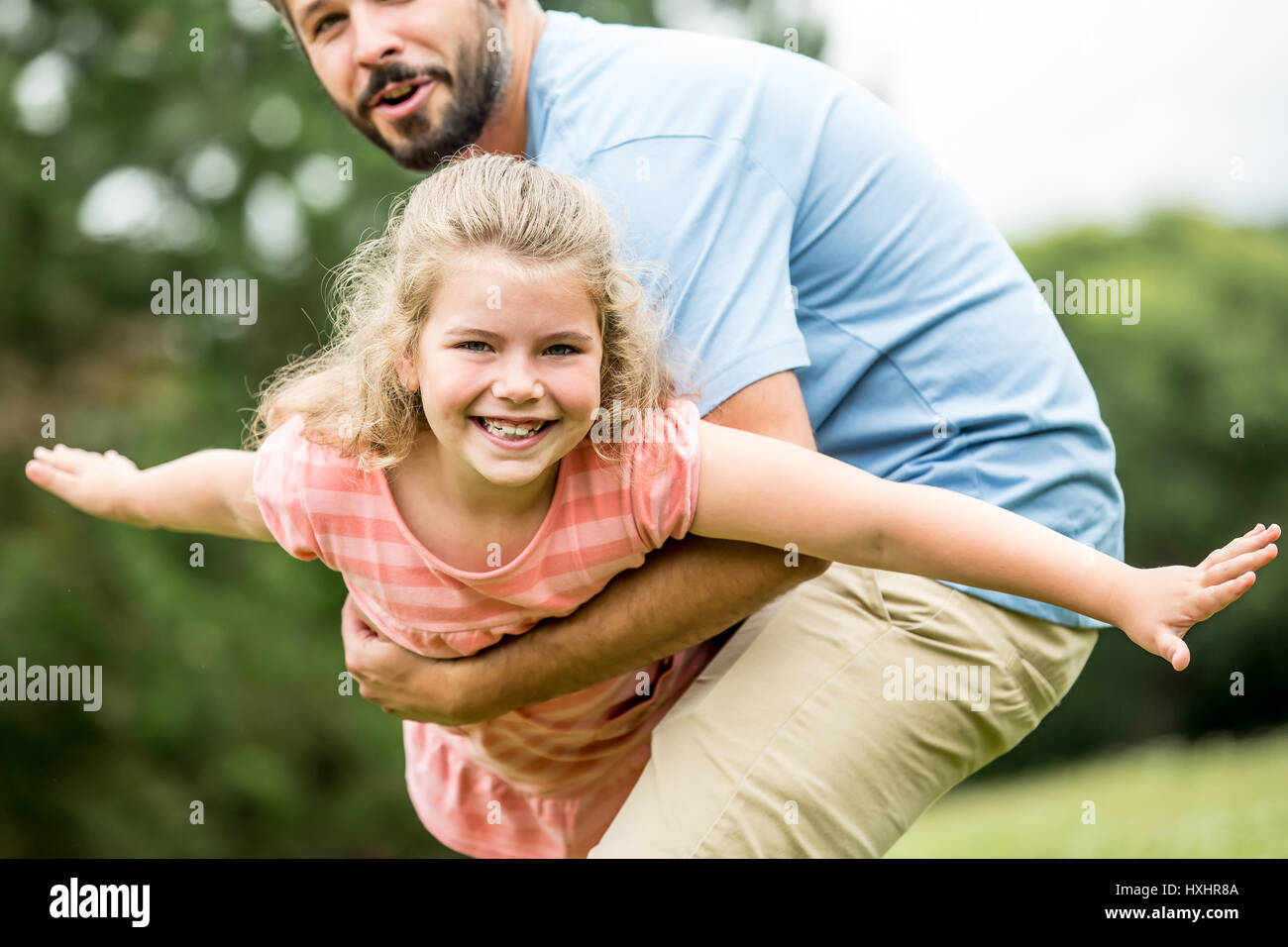 Mädchen spielen mit Vater als eine Familie mit Freude fliegen Stockfoto