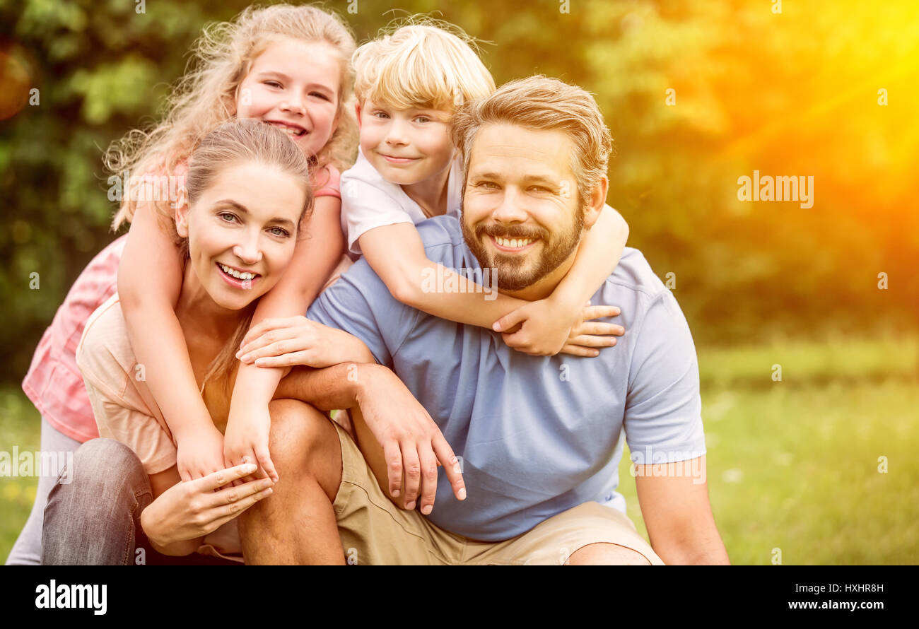 Happy Family im Einklang mit zwei Kinder spielen und lachen Stockfoto
