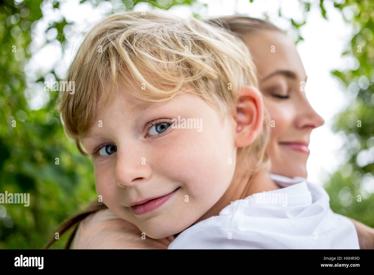 Junge zusammen mit seiner glücklichen Mutter als eine Familie voller Liebe Stockfoto