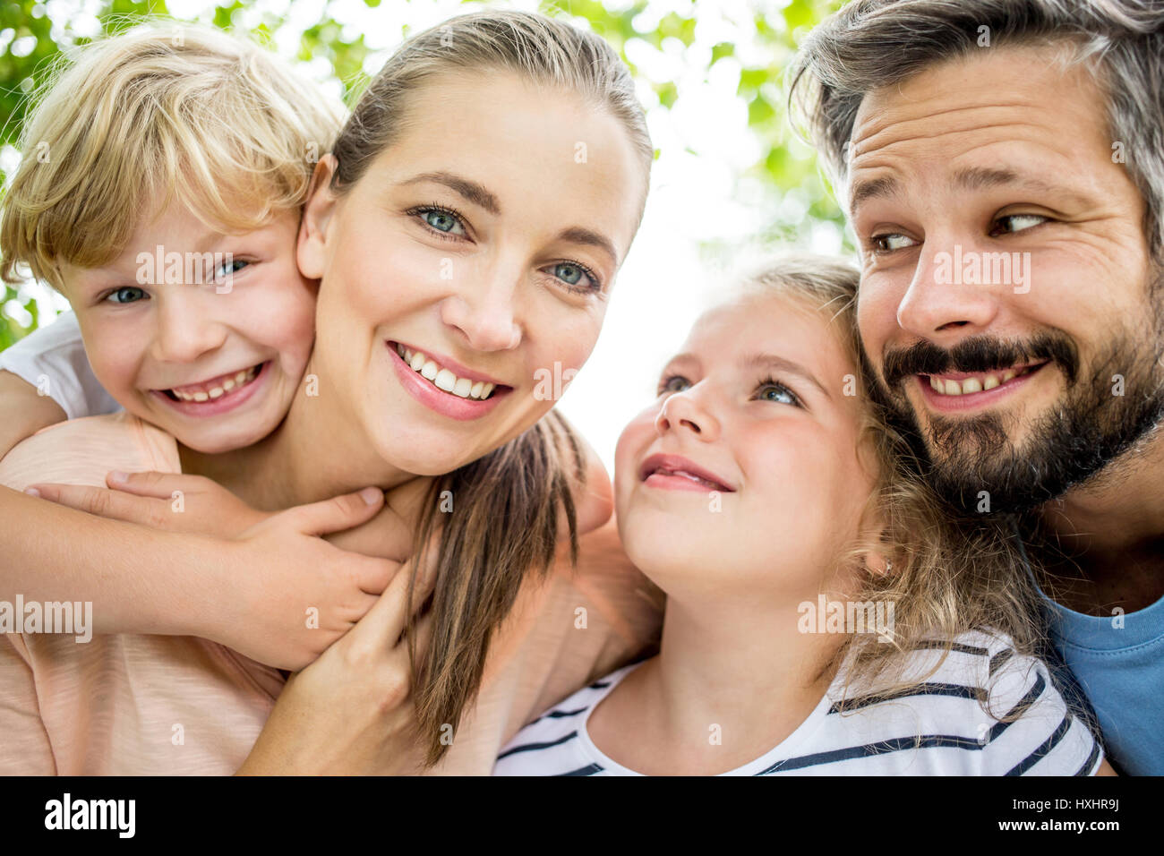 Glückliche Familie zusammen mit Kindern im Sommer Stockfoto