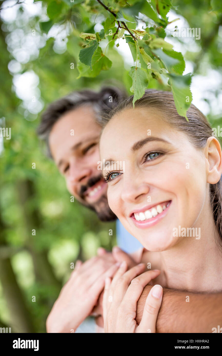 Frau und Mann als ein glückliches Paar in Liebe in der Natur Stockfoto