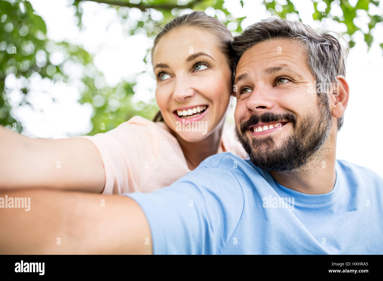 Dating Agentur glückliche Paar in Liebe Anzeige im Sommer Spaß Stockfoto