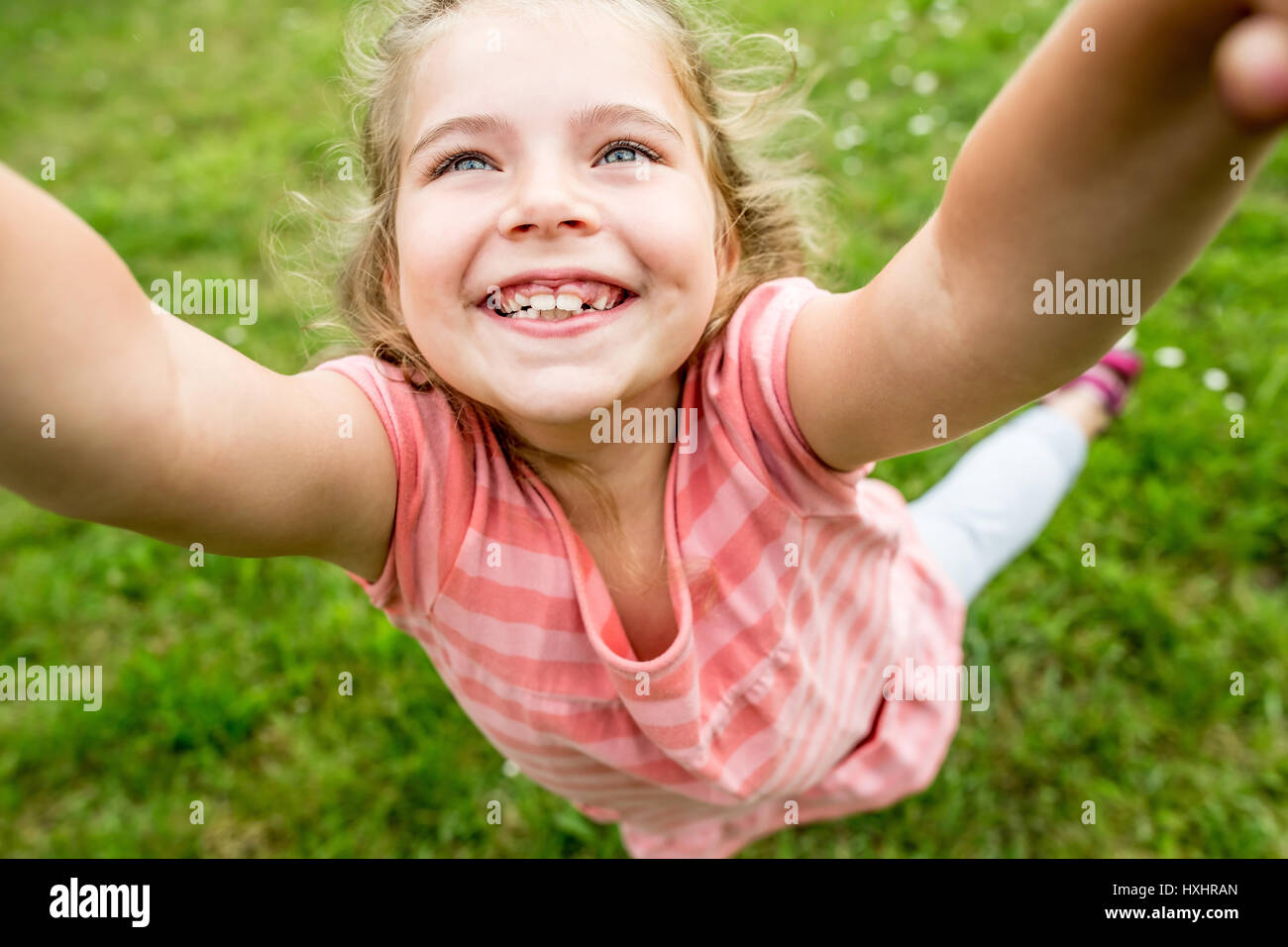 Glückliches Mädchen spielt mit ihren Eltern und hat Spaß im Sommer Stockfoto