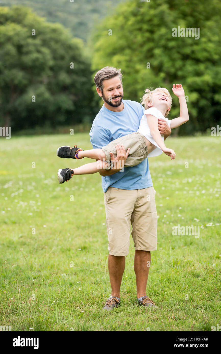 Glücklicher Vater spielen mit Kind gemeinsam Spaß im Sommer Stockfoto