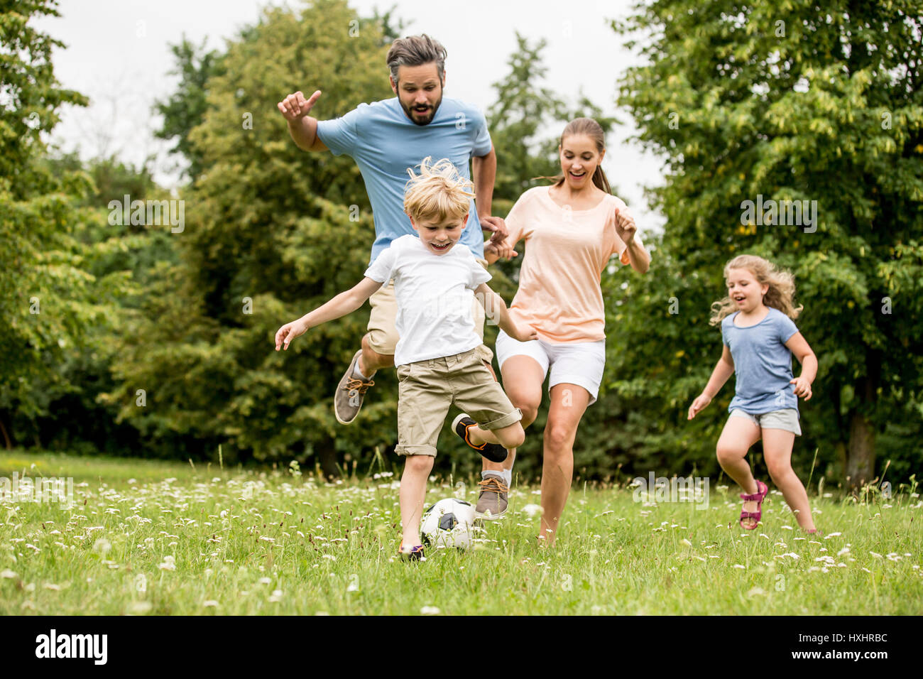 Aktive Familie Fußball spielen in ihrer Freizeit Stockfoto