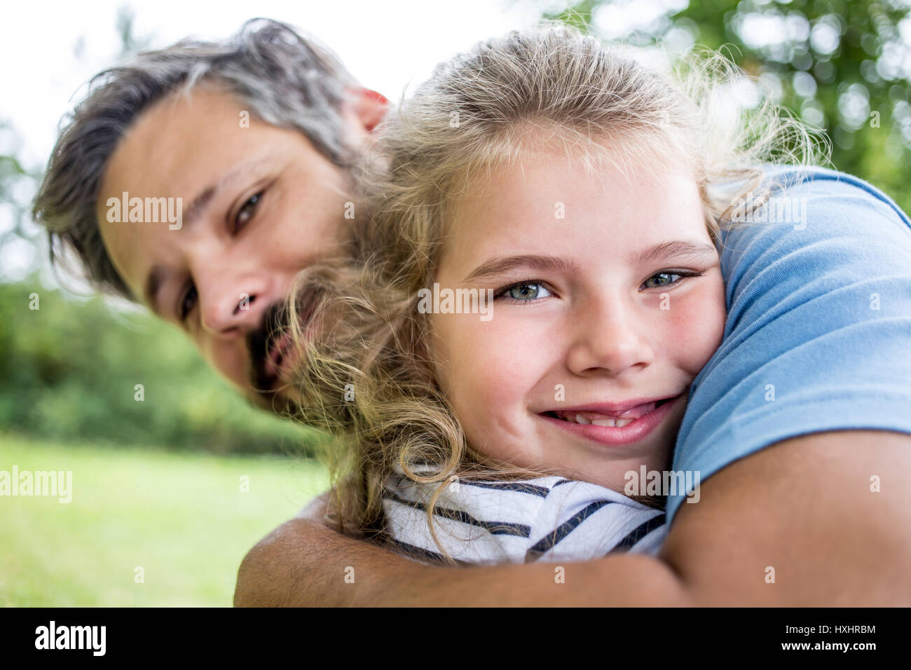 Vater und Tochter umarmt mit Liebe als Familie Stockfoto