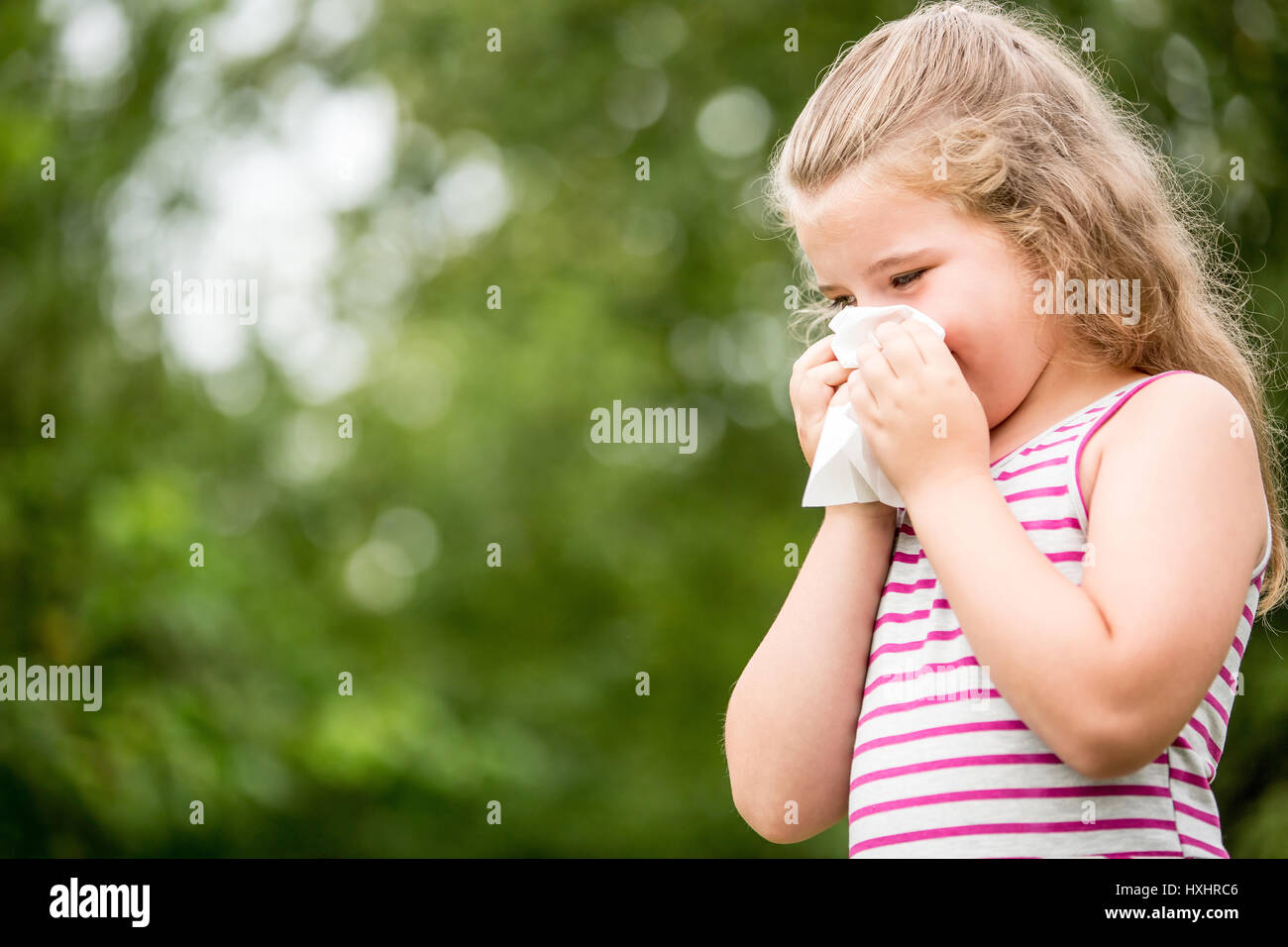 Kranke Mädchen mit Grippe oder Allergie Reinigung der Nase Stockfoto