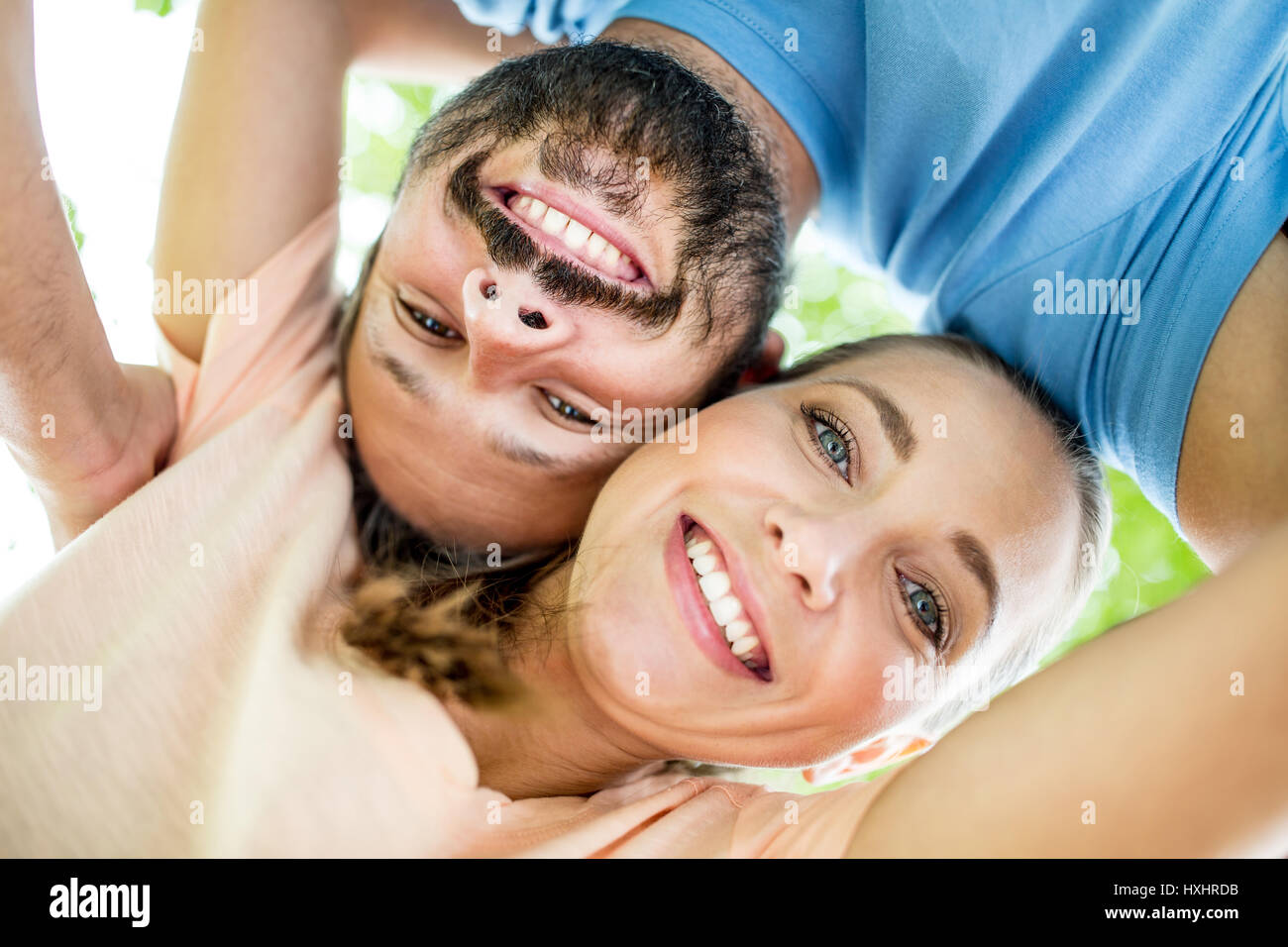 Glückliches Paar in Liebe Lachen in der Natur im Sommer Stockfoto
