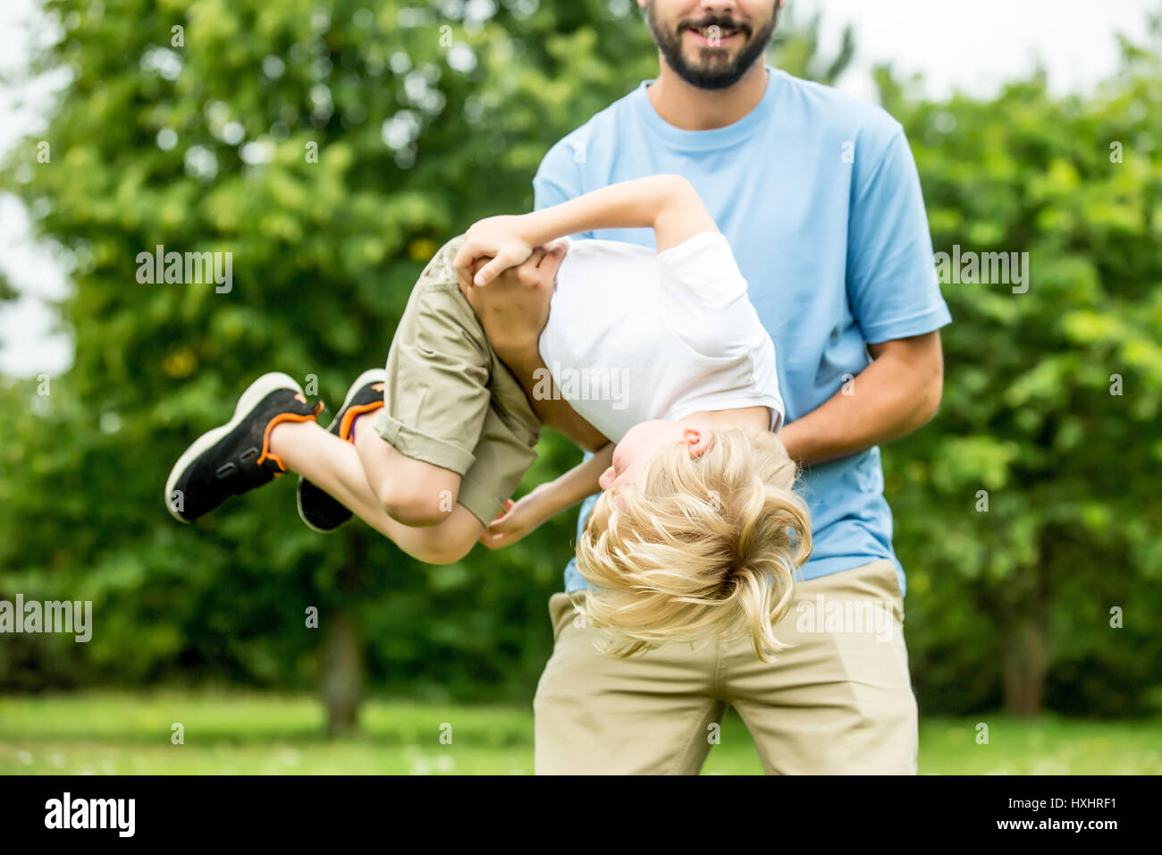 Vater und Sohn spielen toben zusammen als Familie Stockfoto
