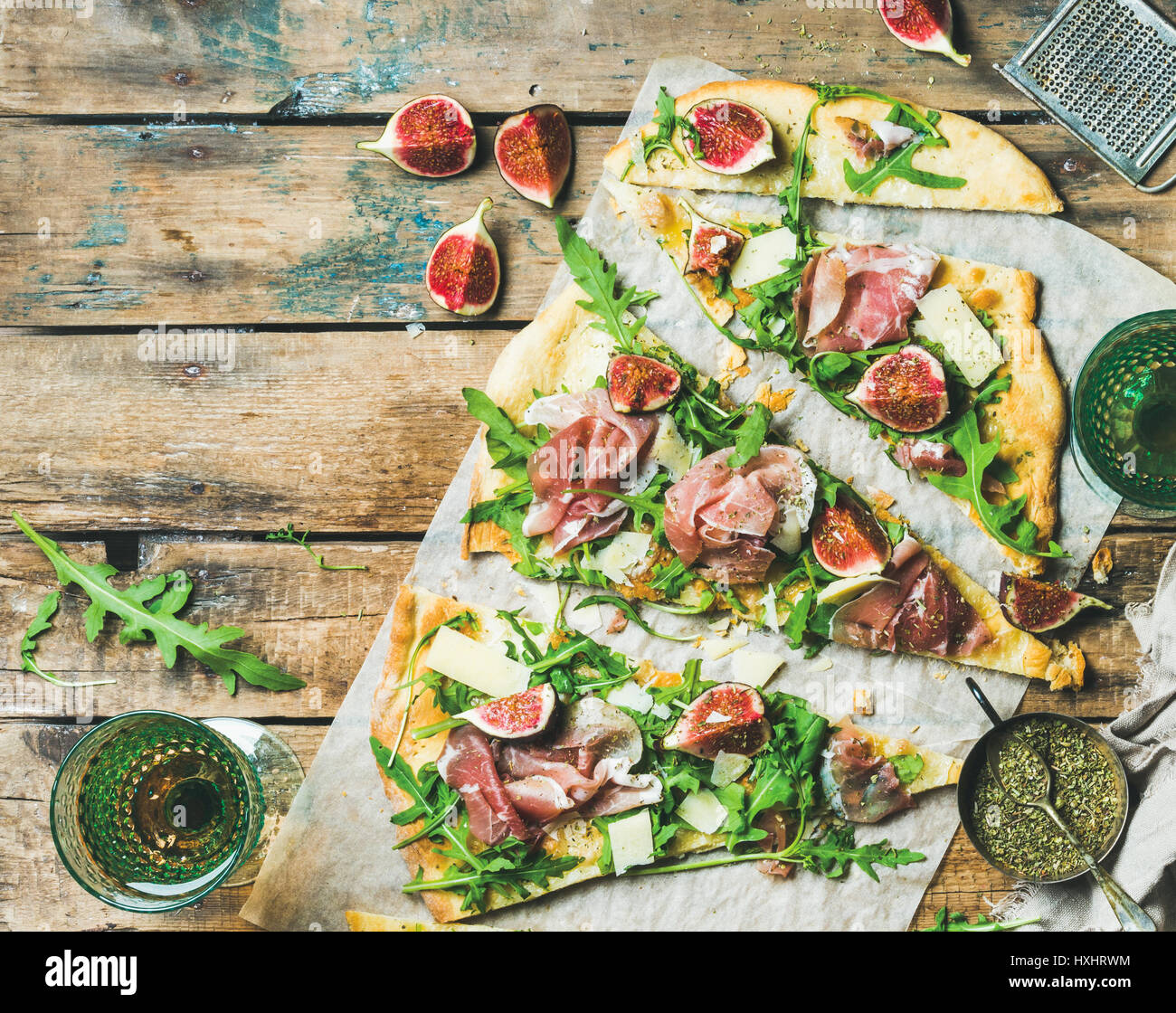 Hausgemachte Salbei Fladenbrot Pizza mit rose Wein in Gläsern Stockfoto