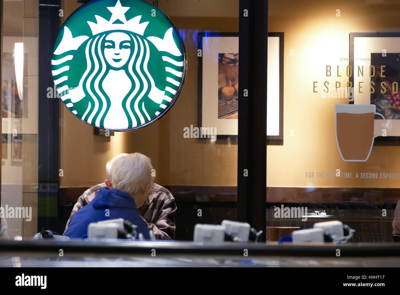 New Westminster, BC, Kanada - 3. März 2017: Eine Seite der Leute Kaffee trinken und plaudern in Starbucks store Stockfoto