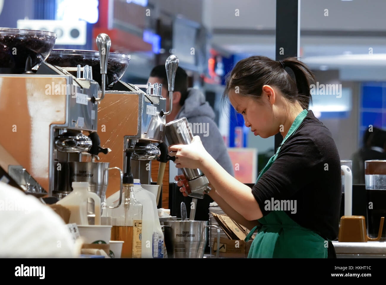 Burnaby, BC, Kanada - 7. März 2017: Bewegung des Barista Kaffee für Kunden bei Starbucks store Stockfoto