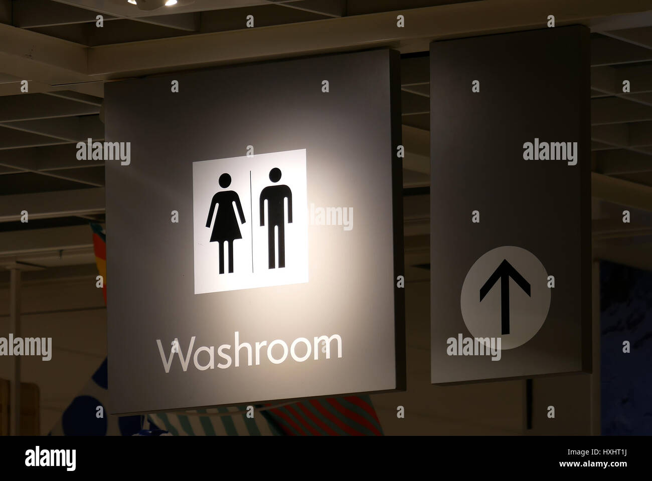 Mann und Frau Waschraum-Logo im Ikea Einrichtungshaus hautnah Stockfoto