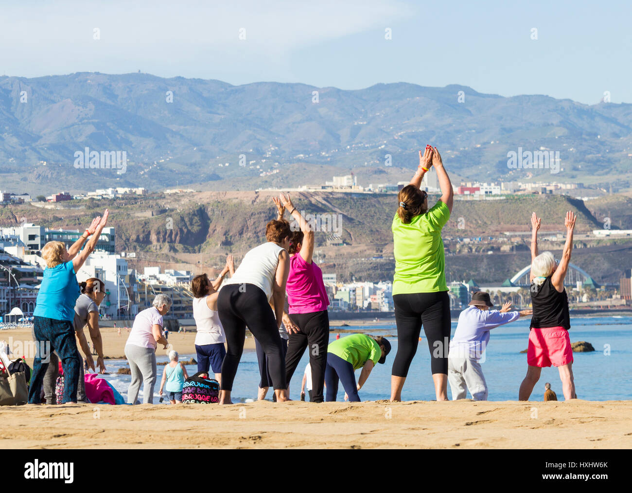 Rentner halten Passungsklasse am Strand in Spanien Stockfoto