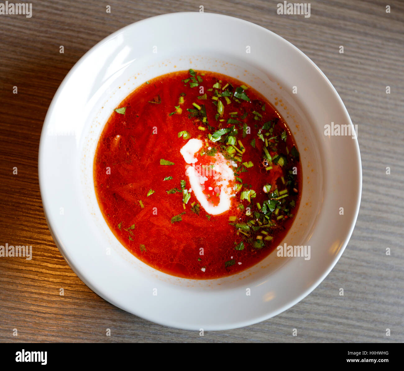 Köstliche Suppe mit Rüben, Closeup in einer Platte zu fotografieren Stockfoto