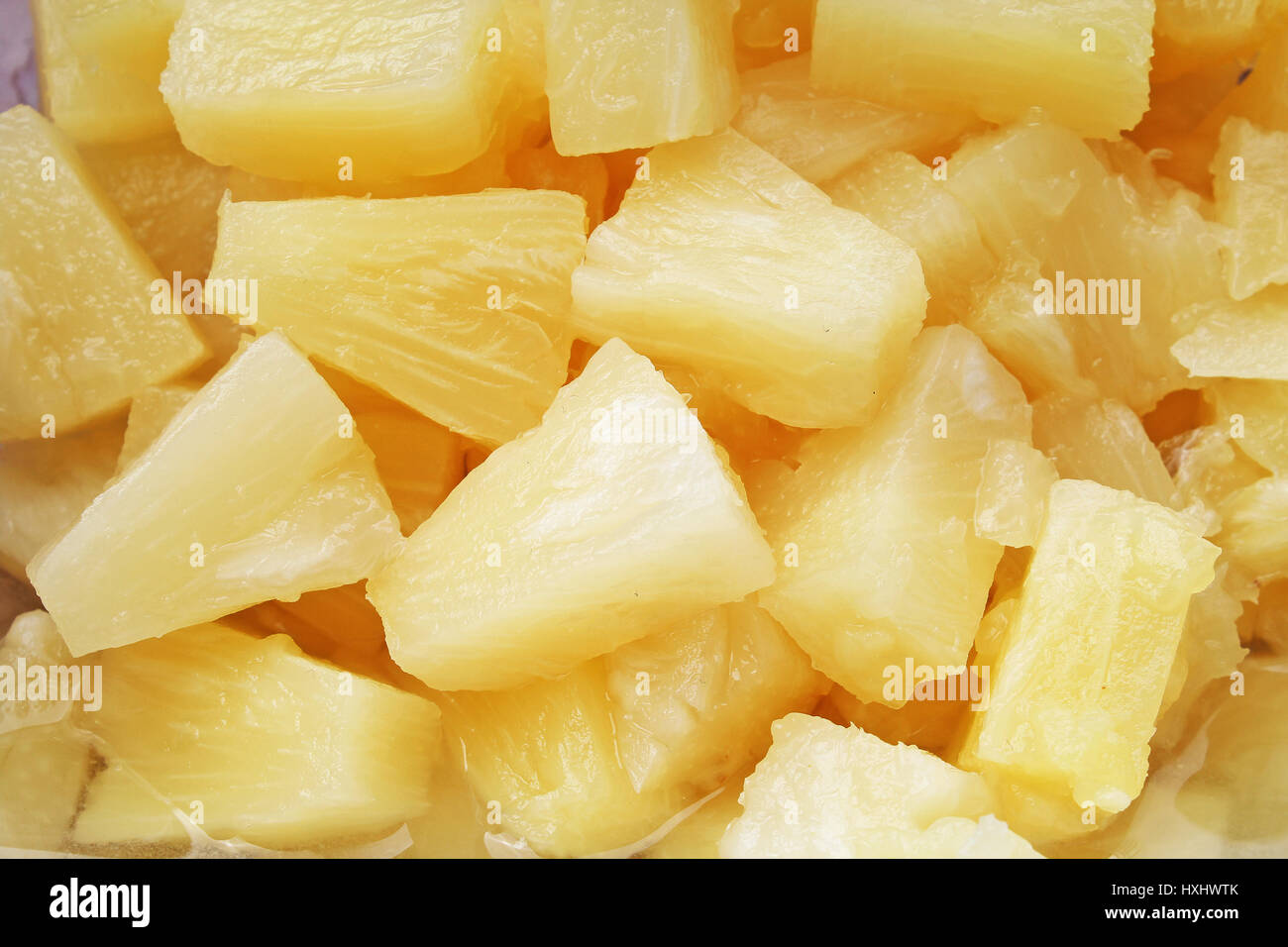 Ananasscheiben als Hintergrund. Gelbe Ananas Texturmuster. Stockfoto