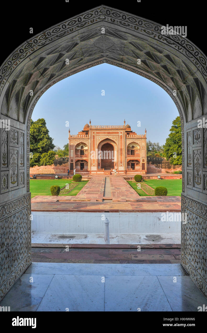 Blick auf Sandstein Nebengebäude durch Marmor Torbogen in das Grab von I'Timād-Ud-Daulah, Agra Stockfoto