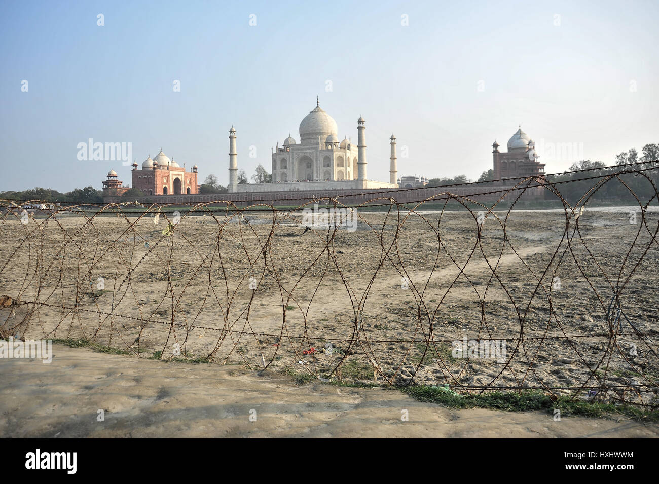 Verrosteter Stacheldraht entlang dem Nordufer des Flusses Yamuna, angrenzend an das Taj Mahal Stockfoto