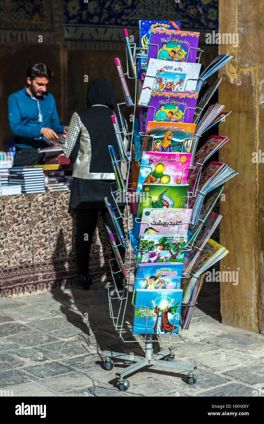 Religiöse Bücher für Kinder zum Verkauf in Shah Moschee (auch bekannt als Imam Moschee) am Naghsh-e Jahan Quadrat in Isfahan, Iran Stockfoto