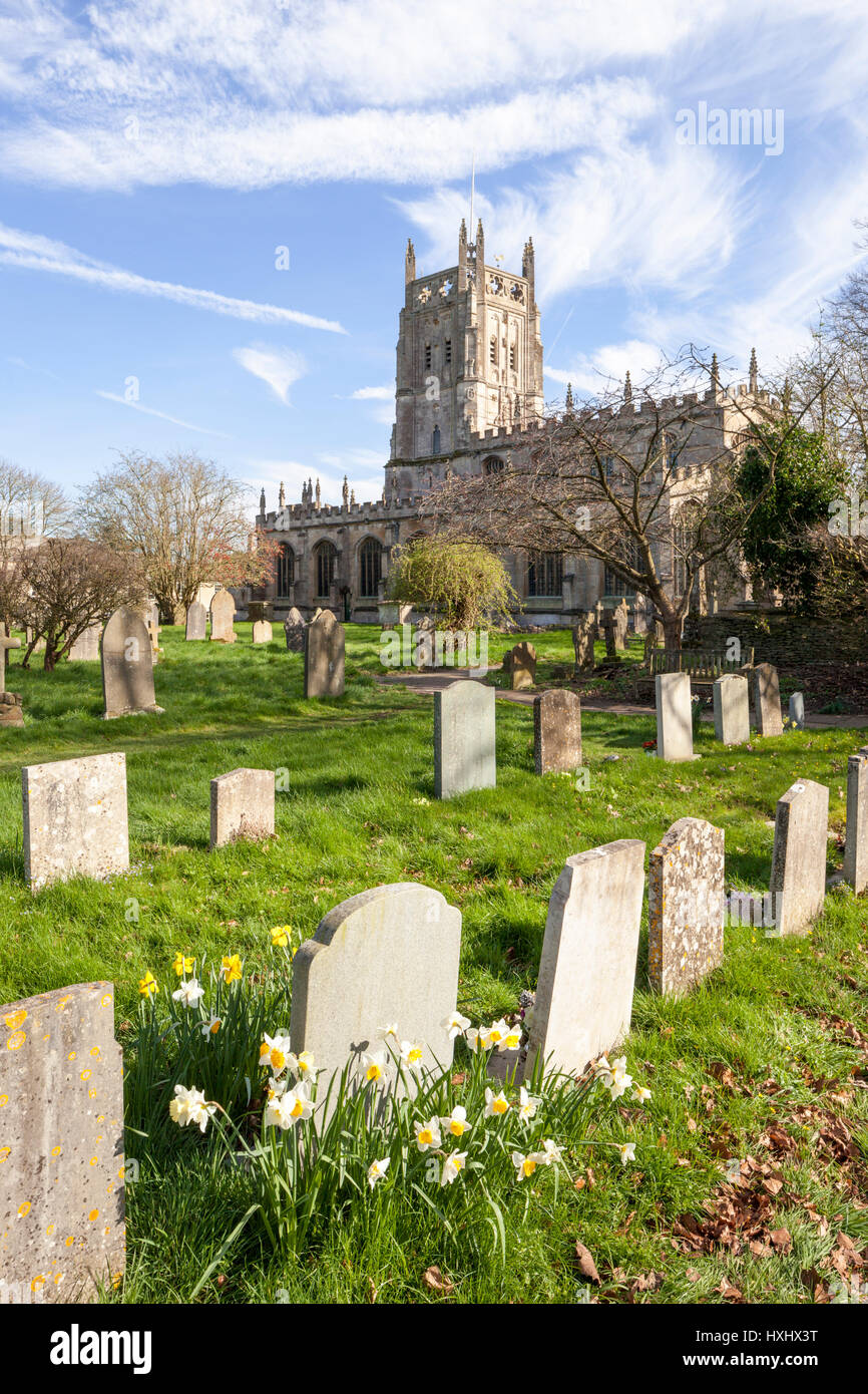 Frühling auf dem Kirchhof von St. Marys Kirche in der Cotswold Stadt Fairford, Gloucestershire UK Stockfoto