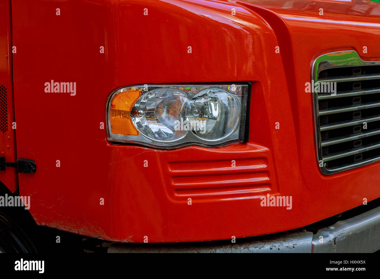 Front-End von einem Sattelschlepper während geparkten roten Lieferwagen Stockfoto