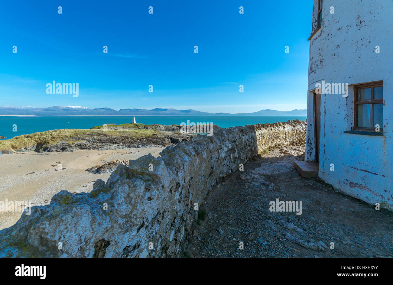 Turm zu Turm. Blick auf Twr Bach Leuchtturm vom Twr Mawr Leuchtturm auf Llanddwyn Island, Anglesey Stockfoto