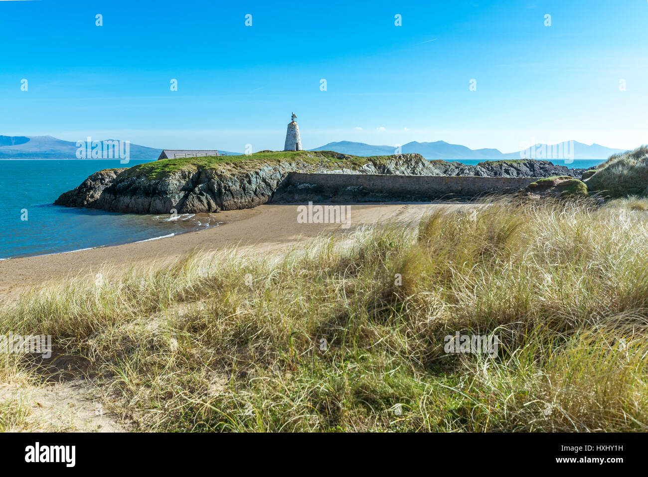 Ein Blick auf Twr Bach Leuchtturm auf Llanddwyn Island, Anglesey Stockfoto