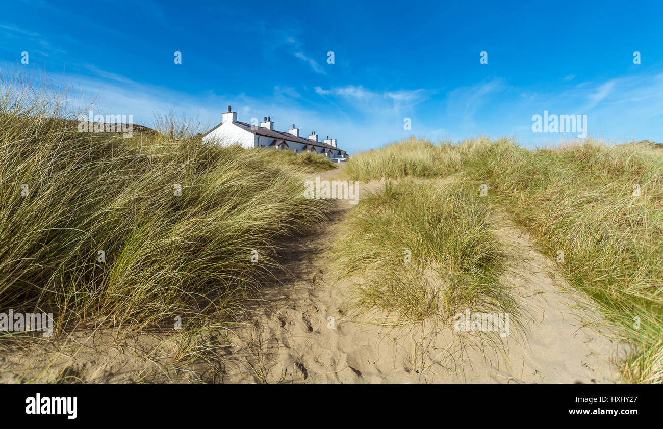 Blick auf die Pilot-Hütten aus der Bucht auf Llanddwyn Island, Anglesey Stockfoto