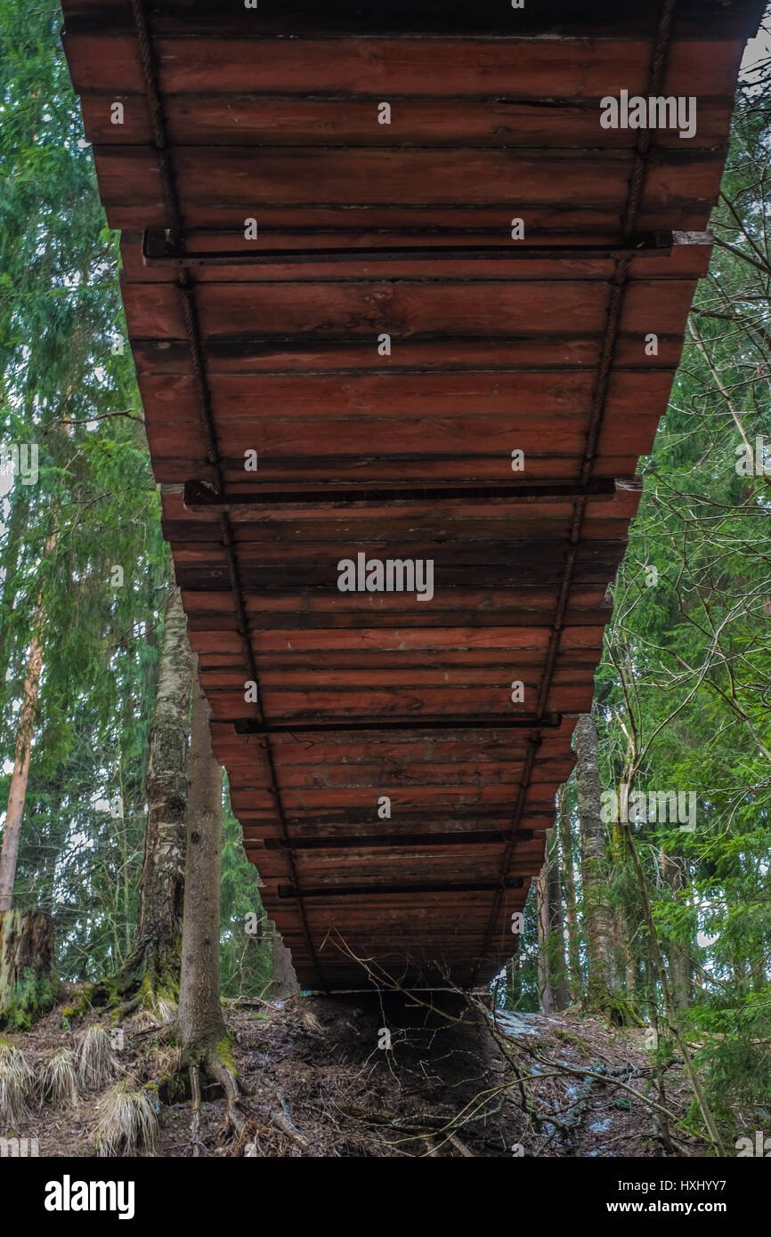 Hängende Brücke. Aufhebung-Brücke, Brücke durch den Wald. Stockfoto