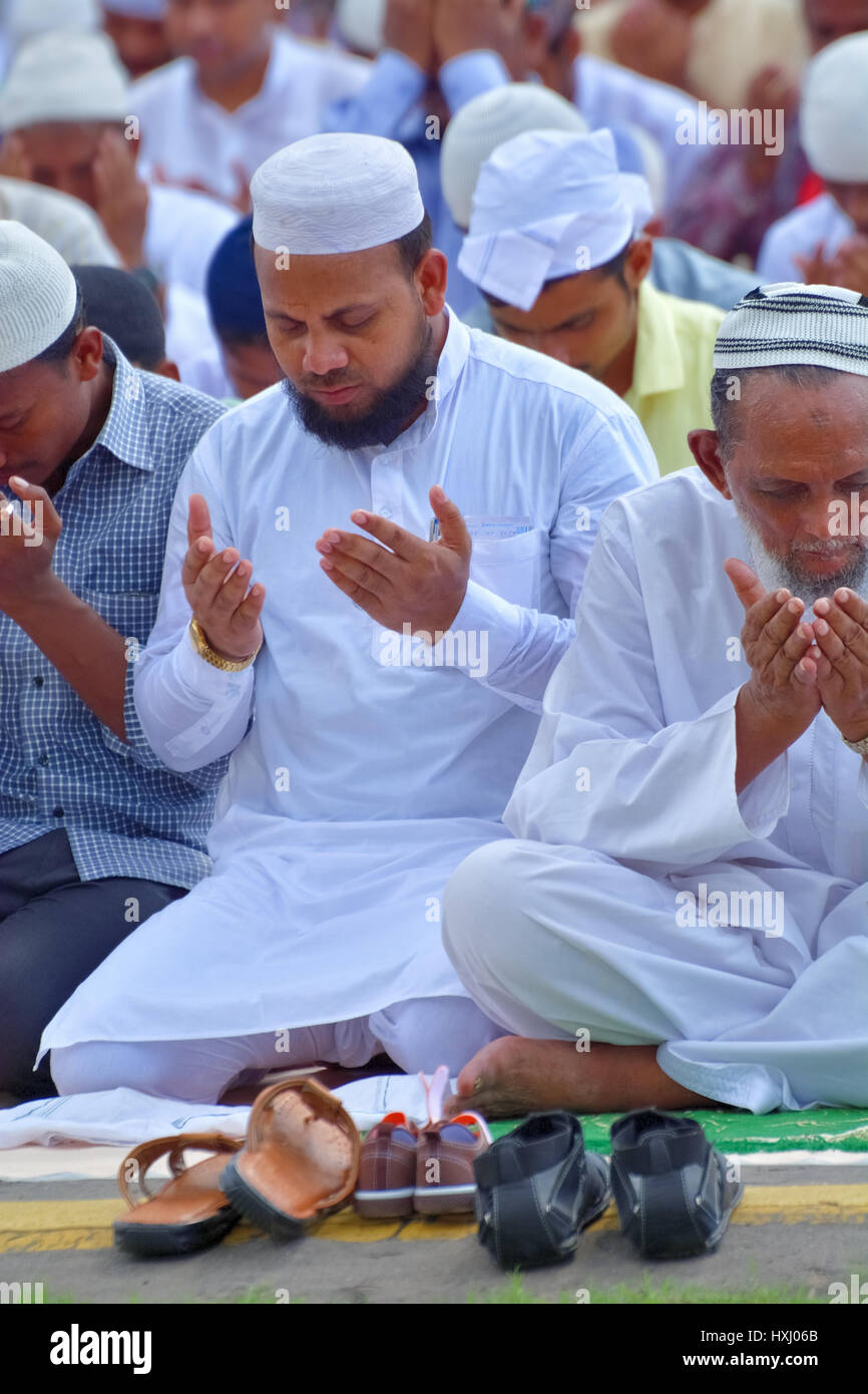 Indische Muslime feiern Eid in Kalkutta. In Eid, den sie gut unterwegs in einem Kalkutta beten datiert Straße 13.09.2016. Morgen sind sie rea Stockfoto