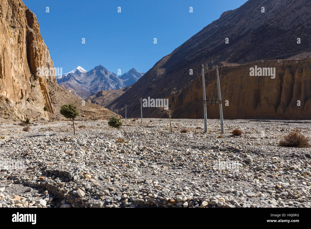 Stromleitung in den Bergen von Nepal Stockfoto