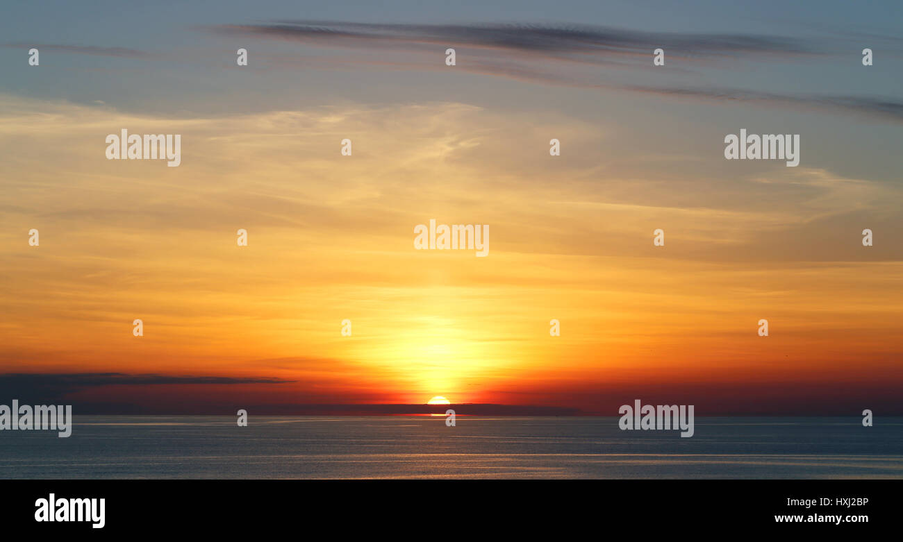 Meer Sonnenuntergang mit hellen tropischen Sonne, Foto closeup Stockfoto