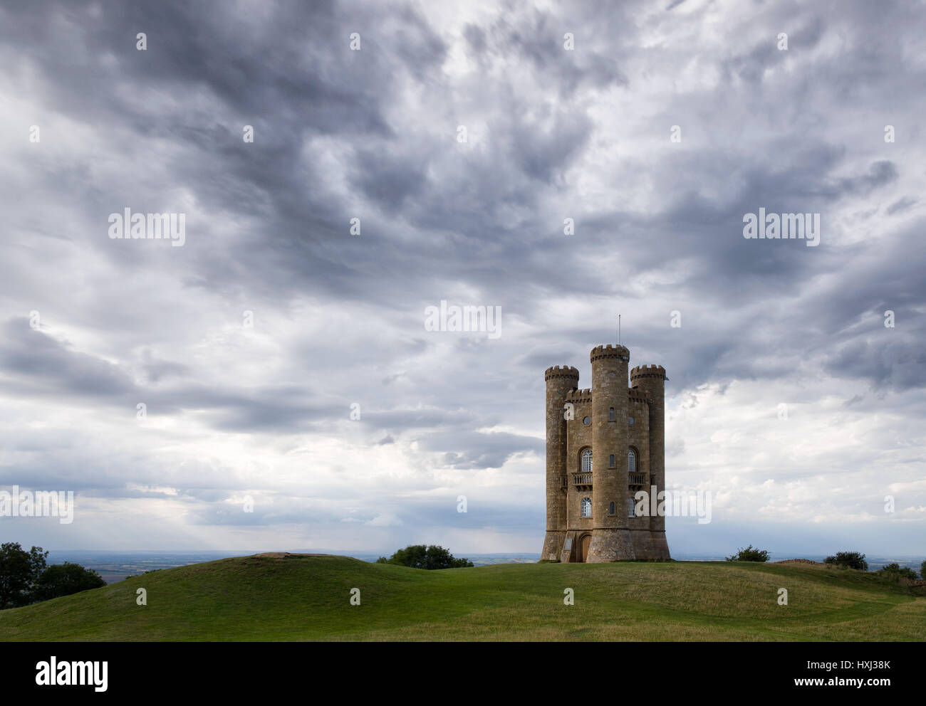 Broadway Tower außen an einem bewölkten Tag im Sommer, Worcestershire Stockfoto