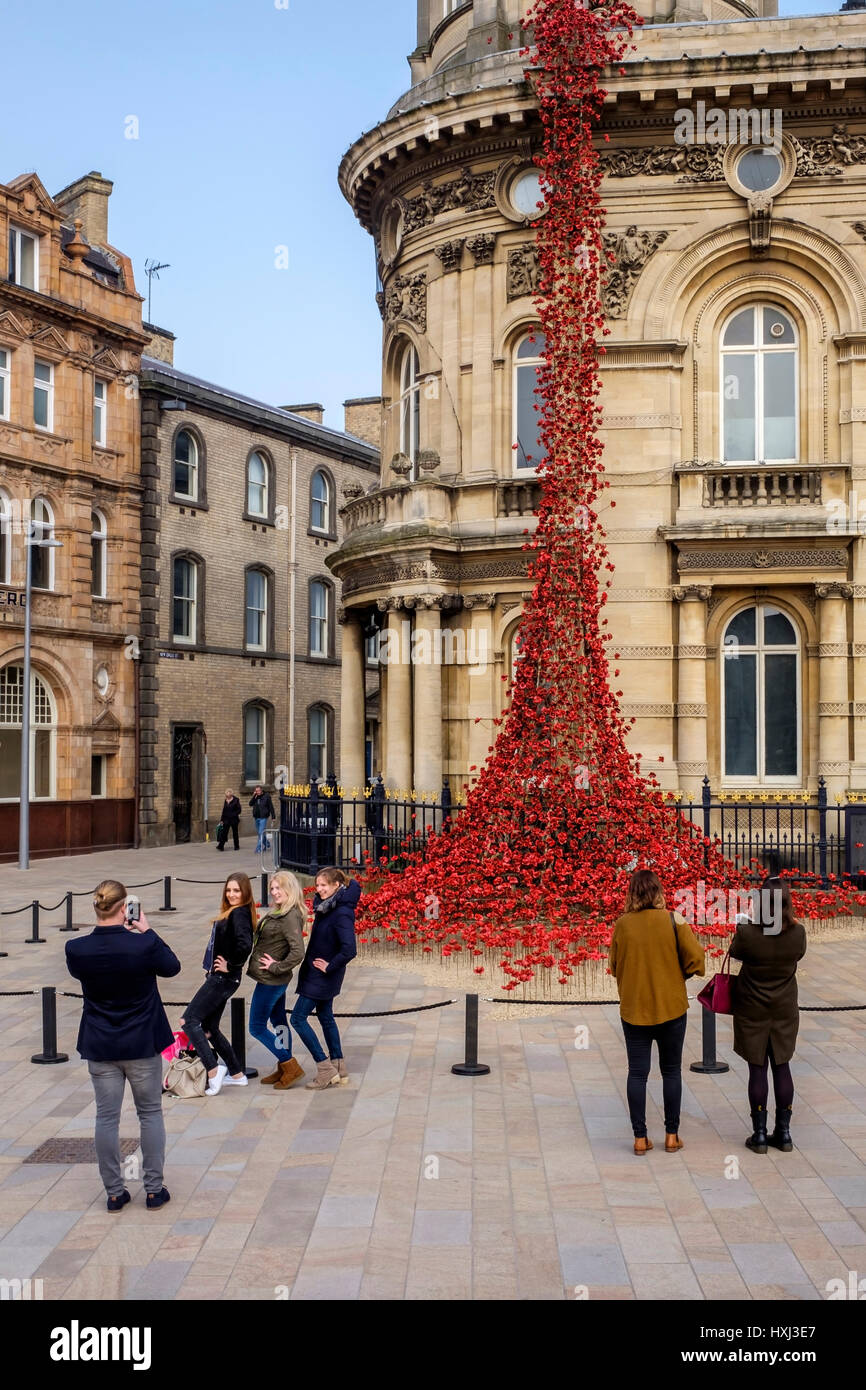 Mohnblumen weinend Fenster durch Künstler Paul Cummings & Designer Tom Piper, des ersten Weltkriegs zu gedenken Stockfoto