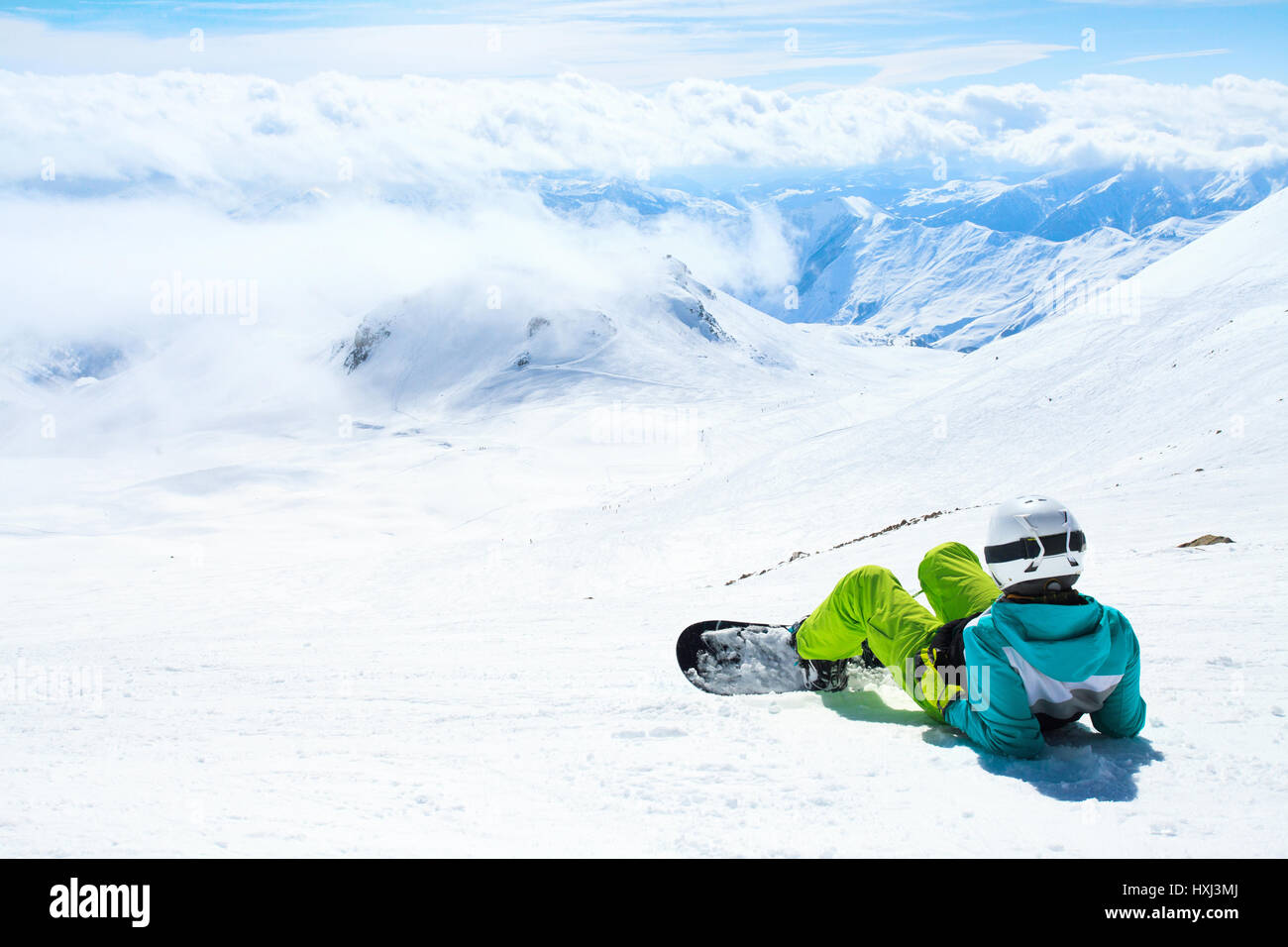 Rückansicht des Famale liegen auf Schnee Stockfoto