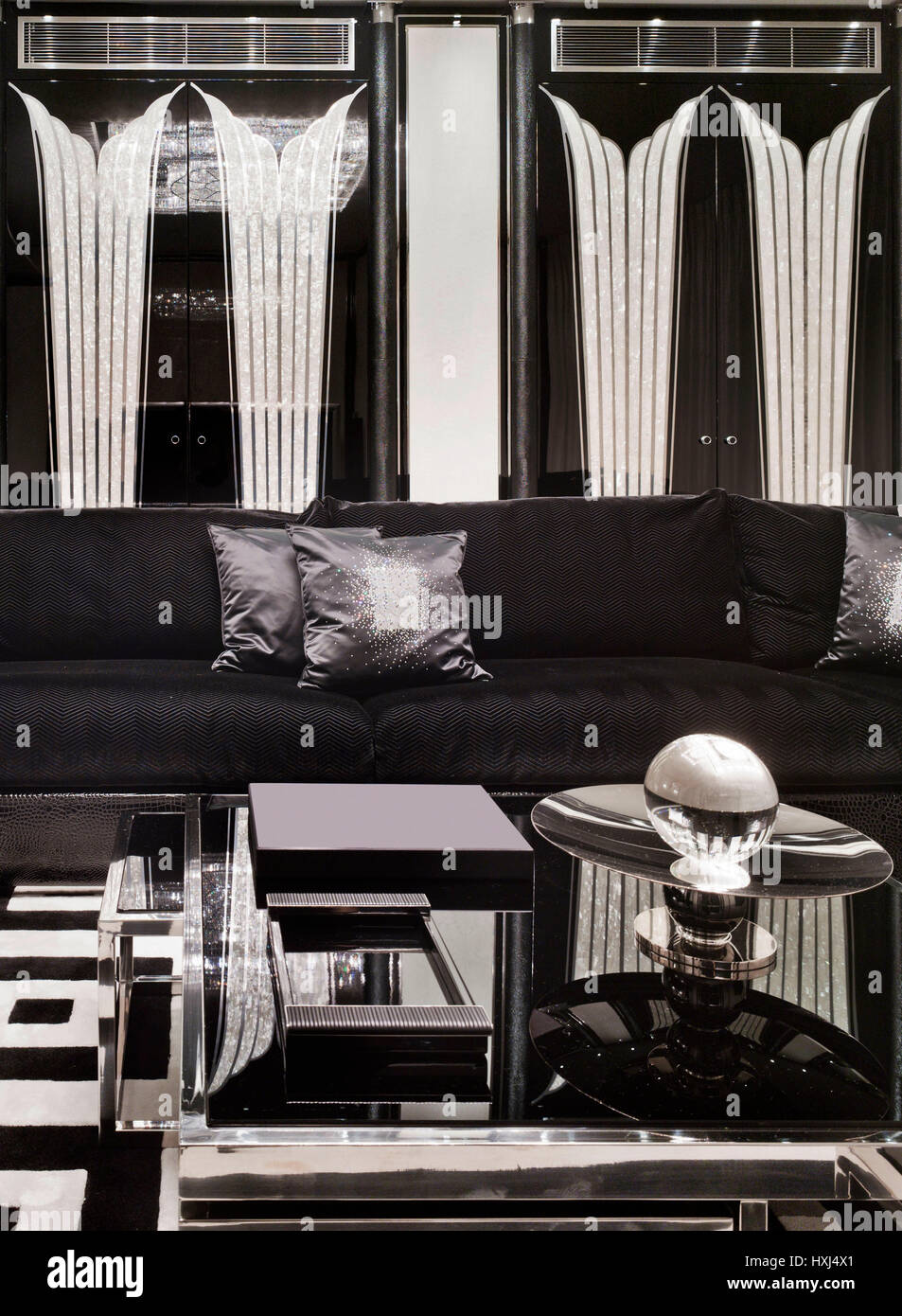 Black And White Lounge-Bereich in einem Luxusapartment in London Stockfoto