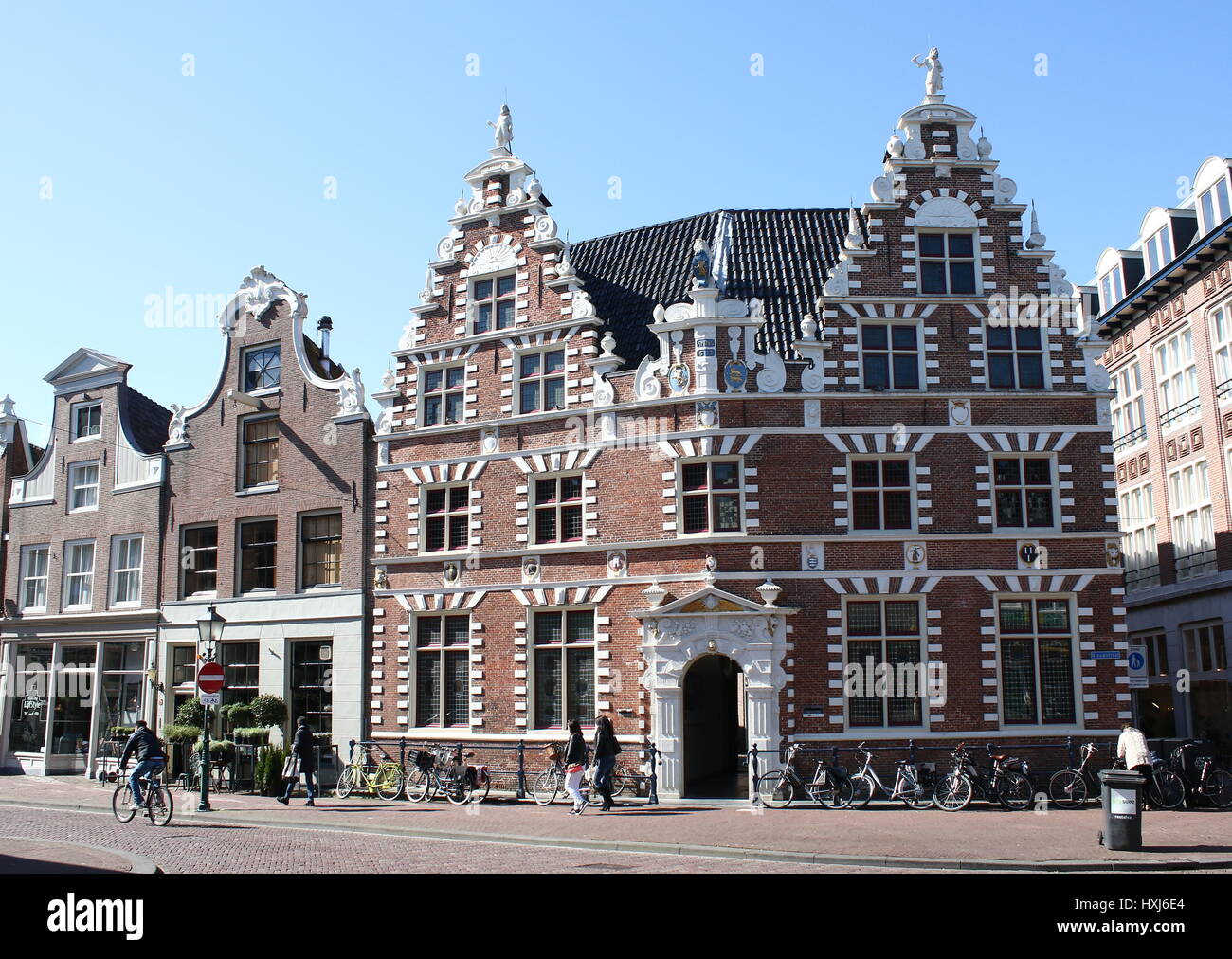 Monumentale Statenlogement (1622), ehemaliges Hotel & Rathaus (bis 1977) in Hoorn, Noord-Holland, Niederlande. Bekannt für doppelte Krähe trat Giebel Stockfoto