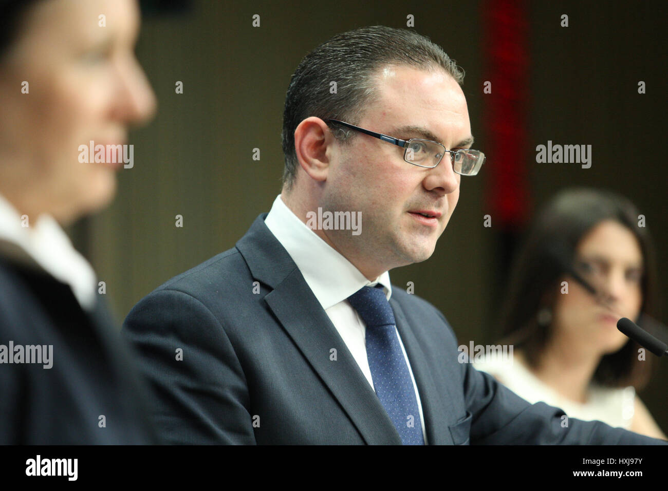 Brüssel, Belgien. 28. März 2017. Pressekonferenz des Justizministers von Malta Owen Bonnici und Kommissarin Vera Jourova auf dem Europäischen Rat. Bildnachweis: Leo Cavallo/Alamy Live-Nachrichten Stockfoto