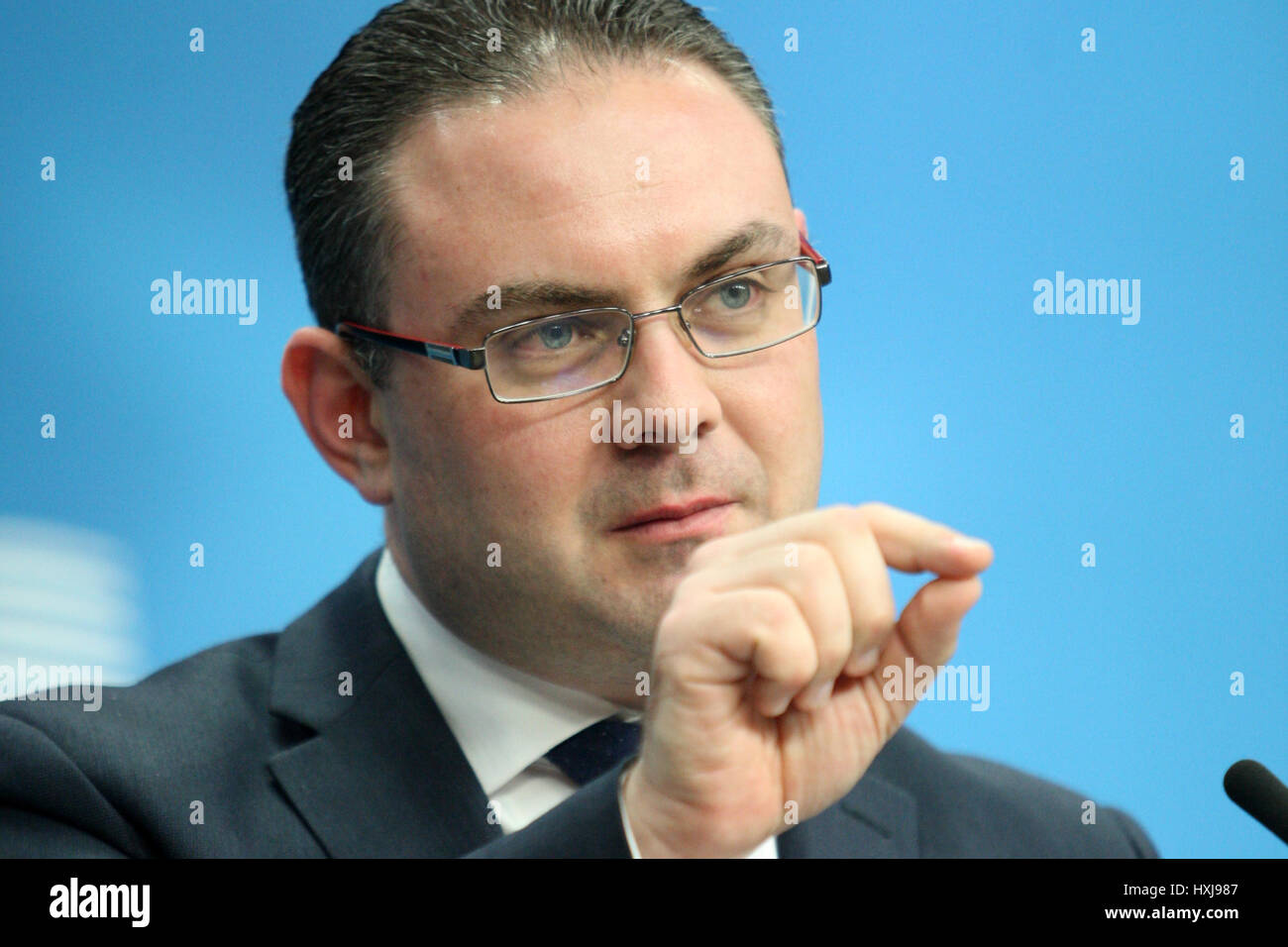 Brüssel, Belgien. 28. März 2017. Pressekonferenz des Justizministers von Malta Owen Bonnici und Kommissarin Vera Jourova auf dem Europäischen Rat. Bildnachweis: Leo Cavallo/Alamy Live-Nachrichten Stockfoto